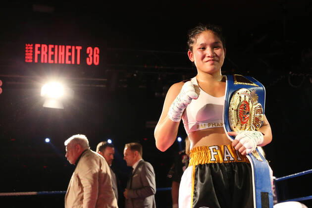 Bilder des Jahres, Sport 10 Oktober Sport Themen der Woche KW40 Sport Bilder des Tages Boxen: Boxen im Norden, Hamburg, 03.10.2022 WBF-Weltmeisterschaft, Superbantamgewichtt: Fai Phannarai (GER) - Ana Arrazola (MEX) Hamburg Germany