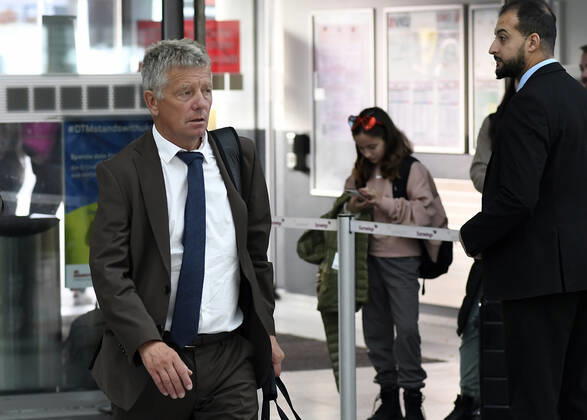 04.10.2022, Dortmund, Deutschland, Flughafen Dortmund, BV Borussia Dortmund am Flughafen 04.10.2022, Co-Trainer Peter Hermann (Borussia Dortmund) schaut (Foto Ralf Treese) Dortmund Flughafen Dortmund Nordrhein-Westfalen Deutschland