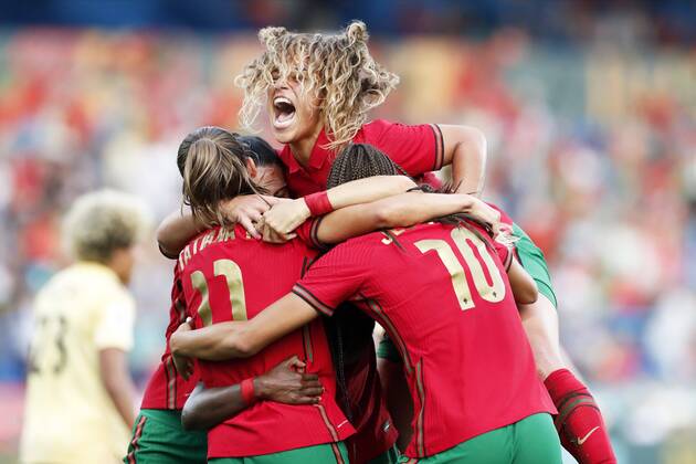 Bilder des Jahres, Sport 10 Oktober Sport Themen der Woche KW40 Sport Bilder des Tages BARCELOS, PORTUGAL - OCTOBER 6 : Portugal celebrates after scoring during the world cup 2023 qualifications play-offs match between Portugal and the Belgian Red Flames on October 06, 2022 in Barcelos, Portugal, 6 10 2022 ( Portugal v Belgian Red Flames - WK 2023 Qualifications PhotoNews Panoramic 