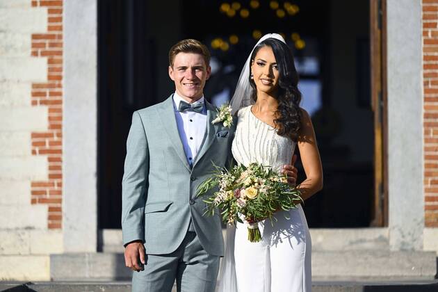 Bilder des Jahres, Sport 10 Oktober Sport Themen der Woche KW40 Sport Bilder des Tages DILBEEK, BELGIUM - OCTOBER 07 : Remco Evenpoel and His wife Oumi pictured on their wedding day at the City hall of Dilbeek. on October 7, 2022 in Dilbeek, Belgium, 7 10 2022 ( Wedding Remco Evenepoel and Oumi PhotoNews Panoramic 