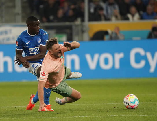 GER, 1.FBL, TSG 1899 Hoffenheim vs SV Werder Bremen 07.10.2022, PreZero-Arena, Sinsheim, GER, 1.FBL, TSG 1899 Hoffenheim vs SV Werder Bremen , DFL regulations prohibit any use of photographs as image sequences and or quasi-video. im Bild Stanley Nsoki (Hoffenheim), Niclas Füllkrug (Bremen).