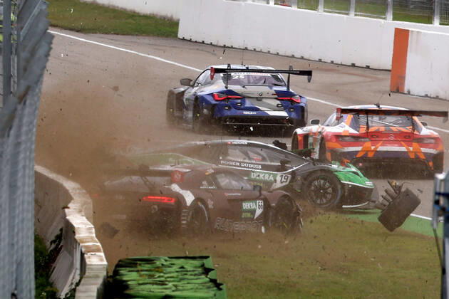 Bilder des Jahres, Sport 10 Oktober Sport Themen der Woche KW40 Sport Bilder des Tages Startunfall mit Rolf Ineichen (SUI) (Grasser Racing Team - Lamborghini Huracan),Clemens Schmid (AUT) (GRT grasser-racing.com - Lamborghini Huracan)und Marius Zug (GER) (Attempto Racing - Audi R8) beim DTM-Lauf auf dem Hockenheimring. Copyright Thomas Pakusch