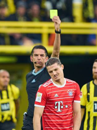 Bilder des Jahres, Sport 10 Oktober Sport Themen der Woche KW40 Referee Deniz Aytekin with whistle, gestures, shows, watch, individual action, Schiedsrichter, Hauptschiedsrichter, schiri, shows the Yellow Card to Marcel Sabitzer, FCB 18 in the match BORUSSIA DORTMUND - FC BAYERN MUENCHEN 1.German Football League on Oct 8, 2022 in Dortmund, Germany. Season 2022 2023, matchday 9, 1.Bundesliga, FCB, München, 9.Spieltag