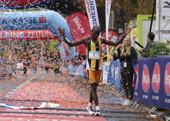 Bilder des Jahres, Sport 10 Oktober Sport Themen der Woche KW40 Sport Bilder des Tages RUNNING - Graz Marathon 2022 GRAZ,AUSTRIA,09.OCT.22 - RUNNING - Graz Marathon. Image shows the rejoicing of Georg Nyamori Onyancha (KEN).  GEPAxpictures xWolfgangxGrebien