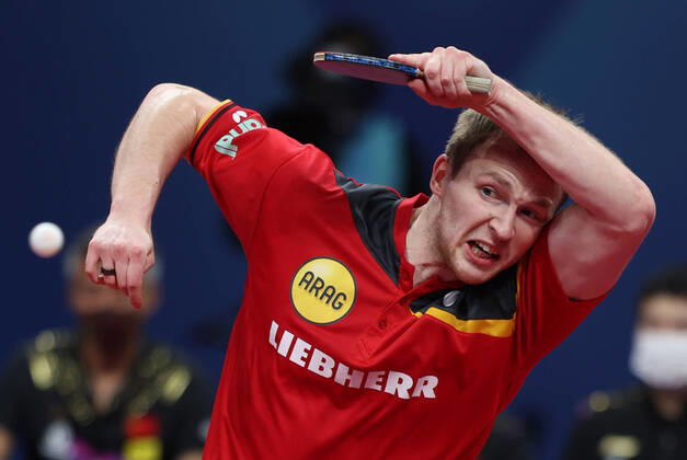 Bilder des Jahres, Sport 10 Oktober Sport Themen der Woche KW40 Sport Bilder des Tages (221009) -- CHENGDU, Oct. 9, 2022 -- Benedikt Duda of Germany hits a return against Fan Zhendong of China during the men s teams final match at the 2022 ITTF World Team Table tennis, Tischtennis Championships Finals in Chengdu, southwest China s Sichuan Province, Oct. 9, 2022. ) (SP)CHINA-CHENGDU-TABLE TENNIS-ITTF WORLD TEAM CHAMPIONSHIPS FINALS-MEN S TEAMS-FINAL (CN) JiangxHongjing 