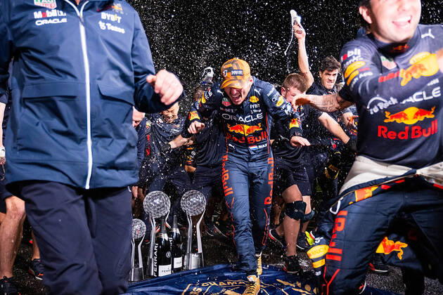 Bilder des Jahres, Sport 10 Oktober Formula 1 2022 Honda Japanese Grand Prix 09.10.2022, Suzuka International Racing Course, Suzuka, Formula 1 2022 Honda Japanese Grand Prix , im Bild Weltmeister 2022 Max Verstappen (NEL), Oracle Red Bull Racing, Technikchef Adrian Newey, Motorsportchef Dr. Helmut Marko (Red Bull Racing Honda), Teamchef Christian Horner (Red Bull Racing Honda), Sergio Perez (MEX), Oracle Red Bull Racing.