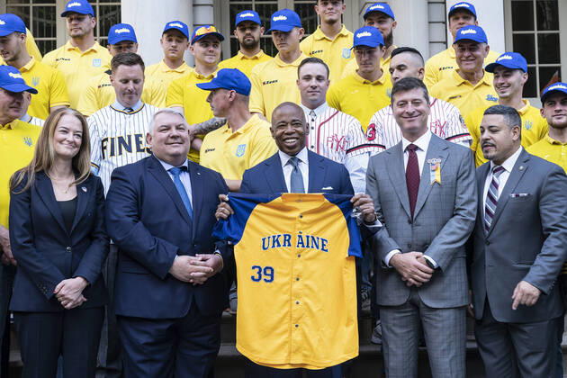 Bilder des Jahres, Sport 10 Oktober Sport Themen der Woche KW41 Sport Bilder des Tages Mayor Eric Adams welcomes the Ukrainian National baseball team to New York City The Ukrainian national baseball team, mayor Eric Adams, and officials from the FDNY and NYPD pose on the steps of City Hall. The Ukrainian National Baseball team will play charity games against the NYPD and FDNY. They were joined by FDNY Acting Commissioner Laura Cavanaugh, FDNY Chief of Department John Hodgens, FDNY Chief of Operations James Esposito, NYPD First Deputy Commissioner Edward Caban, Ukrainian General Consul Oleksii Holubov and Commissioner of International Affairs Edward Mermelstein. New York New York United States Copyright: LevxRadin
