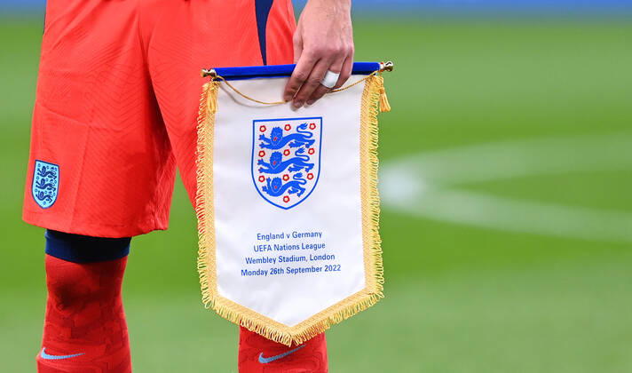 Fussball International UEFA Nations League 26.09.2022 in Wembley England - Deutschland Harry Kane (England) mit dem Wimpel der FA
