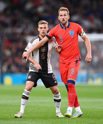 Fussball International UEFA Nations League 26.09.2022 in Wembley England - Deutschland Joshua Kimmich (li, Deutschland) gegen Harry Kane (re, England)
