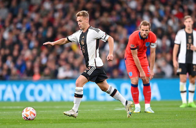 Fussball International UEFA Nations League 26.09.2022 in Wembley England - Deutschland Joshua Kimmich (li, Deutschland) am Ball beobachtet von Harry Kane (re, England)