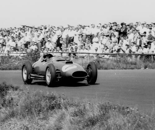 Nuerburgring Grosser Preis von Deutschland 04.08.1957 Peter Collins im Ferrari 801 in Aktion . Im Hintergrund die Zuschauer, die nur durch einen Holzzaun von der Rennstrecke getrennt sind