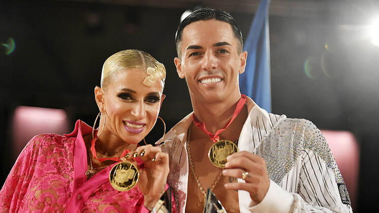 Bilder des Jahres, Sport 10 Oktober Sport Themen der Woche KW41 Sport Bilder des Tages Tanz-Weltmeisterschaft Latein und Showdance Standard 2022 in Leipzig - WDSF PD World Championships (15.10.2022) Anna Matus (li.) und Gabriela Goffreod (re.) (Republik Moldau) zeigen ihre WM-Goldmedaillen in der Disziplin Latein bei der Tanz-WM in Leipzig (15.10.2022). Die Top-Favoriten krönen sich erneut zum Weltmeister. Leipzig Sachsen Deutschland Leipziger Messegelände - Neue Messe Leizig