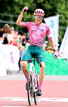October 16, 2022, Utsunomiya, Japan - American cyclist Neilson Powless of EF Education-Easypost raises his fist in the air on the finish line as he wins the Japan Cup Cycle Roadrace in Utsunomiya, 100km north of Tokyo on Sunday, October 16, 2022. Powless won the race while his teammate Andrea Piccolo of Italy finished the second. Noxthirdxpartyxsales  (0170939511st)
