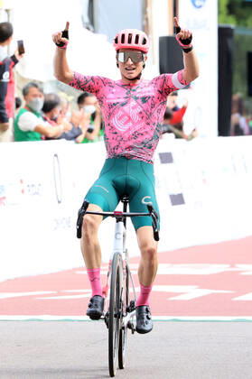 October 16, 2022, Utsunomiya, Japan - American cyclist Neilson Powless of EF Education-Easypost raises his arms in the air on the finish line as he wins the Japan Cup Cycle Roadrace in Utsunomiya, 100km north of Tokyo on Sunday, October 16, 2022. Powless won the race while his teammate Andrea Piccolo of Italy finished the second. Noxthirdxpartyxsales  (0170939512st)