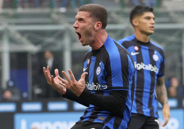 Bilder des Jahres, Sport 10 Oktober Sport Themen der Woche KW41 Fußball, Inter Mailand - US Salernitana October 16, 2022, MILAN, ITALY: Inter Milan™s Robin Gosens reacts during the Italian serie A soccer match between FC Inter and Salernitana Giuseppe Meazza stadium in Milan, 16 October 2022..ANSA MATTEO BAZZI MILAN ITALY - ZUMAa110 20221016_zaf_a110_016 Copyright: xMatteoxBazzix