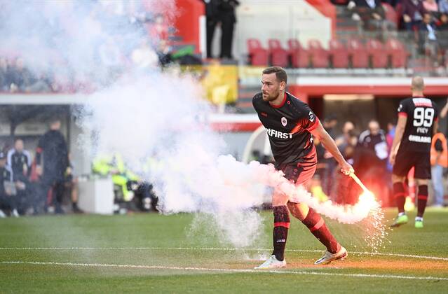Bilder des Jahres, Sport 10 Oktober Sport Themen der Woche KW41 LIEGE, BELGIUM - OCTOBER 16 : illustration picture of fireworks with Janssen Vincent forward of Antwerp FC during the Jupiler Pro League match between Standard de Liege and Royal Antwerp FC on October 16, 2022 in Liege, Belgium, 16 10 2022 ( Standard de Liege v Royal Antwerp FC - Jupiler Pro League PhotoNews Panoramic 