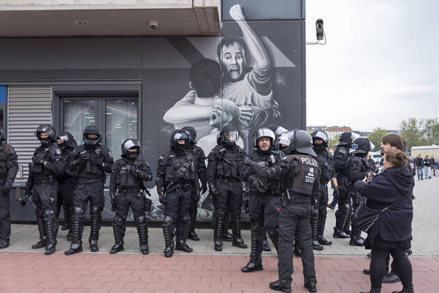 Bilder des Jahres, Sport 10 Oktober Sport Themen der Woche KW41 Polizeiaufgebot vor dem Stadion 14.10.22, Hamburg, FC St.Pauli vs. Hamburger SV, Fussball, GER, Saison 2022 2023, 2. Bundesliga, 12. Spieltag, DFL REGULATIONS PROHIBIT ANY USE OF PHOTOGRAPHS as IMAGE SEQUENCES and or QUASI-VIDEO. Â