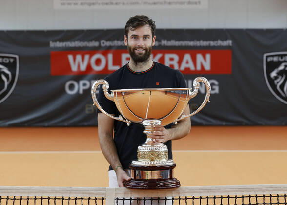 Bilder des Jahres, Sport 10 Oktober Sport Themen der Woche KW41 Quentin Halys mit Pokal, Trophäe, Siegerehrung, Praesentation Tennis - Wolffkran Open - ATP, Tennis Herren Challenger - TC Ismaning - Ismaning - Bavaria - Germany - 16 October 2022. Â Copyright: xJuergenxHasenkopfx
