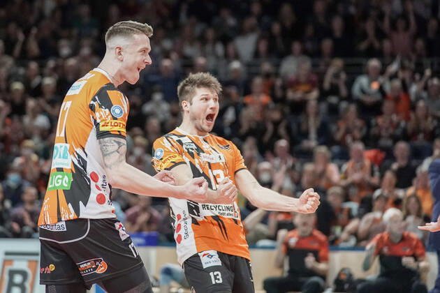 Bilder des Jahres, Sport 10 Oktober Sport Themen der Woche KW41 Berlin, Deutschland 16. Oktober 2022: 1. VBL - 2022 2023 - Berlin Recycling Volleys vs. VfB Friedrichshafen Jubel der Berliner : v.li.: Marek Sotola (BR Volleys), Ruben Schott (BR Volleys) Max Schmeling-Halle Berlin Copyright: xFotostandx xReuhlx