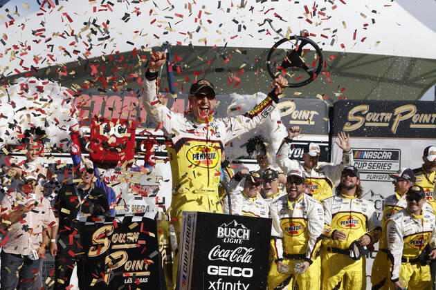 Bilder des Jahres, Sport 10 Oktober Sport Themen der Woche KW41 Sport Bilder des Tages LAS VEGAS, NV - OCTOBER 16: Joey Logano ( 22 Team Penske Pennzoil Ford) celebrates in the Neon Garage Victory Lane after winning the South Point 400 NASCAR, Motorsport, USA Cup Series Playoff race on October 16, 2022, at Las Vegas Motor Speedway in Las Vegas, NV. (Photo by Jeff Speer LVMS Icon Sportswire) AUTO: OCT 16 NASCAR Cup Series Playoff South Point 400 Icon221016069