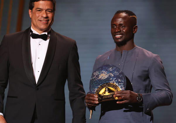 Sport Themen der Woche KW42 Sport Bilder des Tages (221018) -- PARIS, Oct. 18, 2022 -- Bayern s Senegalese forward Sadio Mane (R) receives the Socrates Trophy for most involved player in societal and charitable projects from French-Brazilian former football player Rai during the 2022 Ballon d Or France Football award ceremony at the Theatre du Chatelet in Paris, France, Oct. 17, 2022. ) (SP)FRANCE-PARIS-FOOTBALL-BALLON D OR CEREMONY GaoxJing 