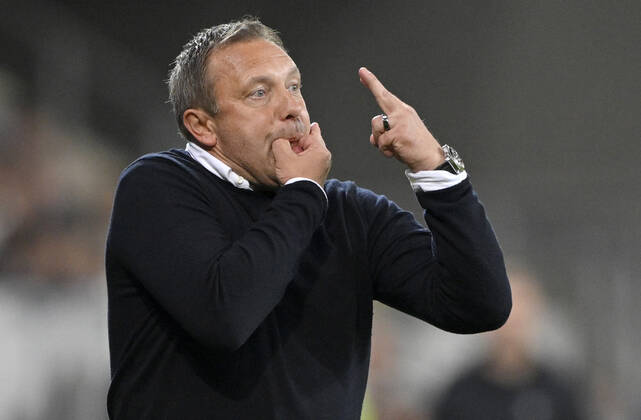 Trainer Coach Andre Breitenreiter TSG 1899 Hoffenheim am Spielfeldrand Gestik Geste AUFPASSEN DFB-Pokal TSG 1899 Hoffenheim vs FC Schalke S04 Zweite Runde 18.10.2022 DFL REGULATIONS PROHIBIT ANY USE OF PHOTOGRAPHS AS IMAGE SEQUENCES AND OR QUASI-VIDEO DFB-Pokal TSG 1899 Hoffenheim vs FC Schalke S04