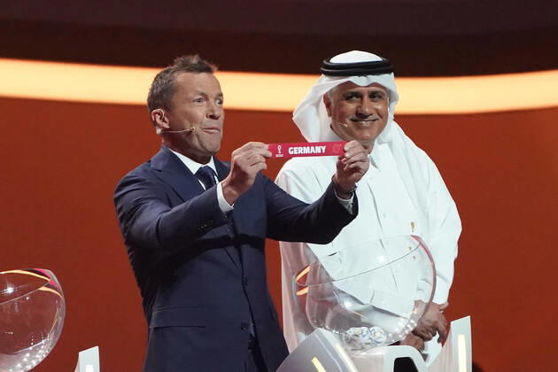 Lothar Matthäus (Deutschland) zieht Deutschland - Doha 01.04.2022: WM-Endrunden Auslosung im DECC in Doha