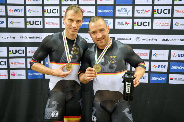 Bilder des Jahres, Sport 10 Oktober Sport Themen der Woche KW42 Sport Bilder des Tages UCI Para-Cycling Track World Championship, WM, Weltmeisterschaft 2022 - 21.10.2022 - Day (2) SAINT QUENTIN EN YVELINES, FRANCE - OCTOBER 21: Thomas Ulbricht of Germany (local club: PSC Berlin, class: MB) and his guide Robert Foerstemann (local club: PSV Rostock, guide) posing with the bronce medal during the award ceremonies of the mens tandem 1000m sprint on day (2) of the UCI Para-Cycling Track World Championship 2022 at the Velodrome National of Saint Quentin en Yvelines on 21.10.2022 in Ile de France France. Copyright: xBEAUTIFULxSPORTS OliverxKremerx