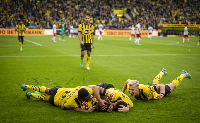 Bilder des Jahres, Sport 10 Oktober Sport Themen der Woche KW42 Sport Bilder des Tages Dortmund, 22.10.2022 Torjubel: Youssoufa Moukoko (BVB), Giovanni Reyna (BVB), Jude Bellingham (BVB), Nico Schlotterbeck (BVB) Borussia Dortmund - VfB Stuttgart Fussball; Saison 2022 23 Foto: Moritz Müller