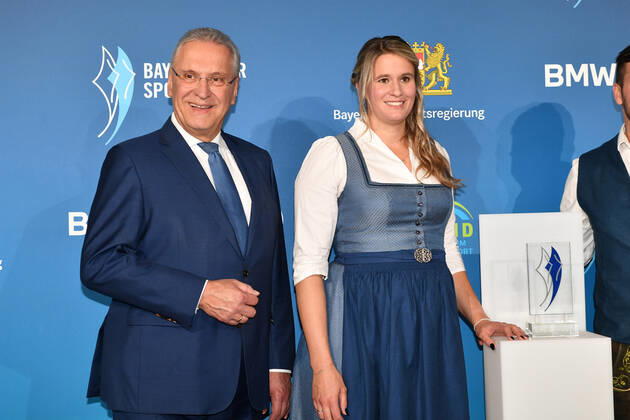 Joachim Herrmann, Natalie Geisenberger Verleihung des Bayerischen Sportpreis 2022 Ehrung, Auszeichnung, Preis BMW Welt München 22. Oktober 2022