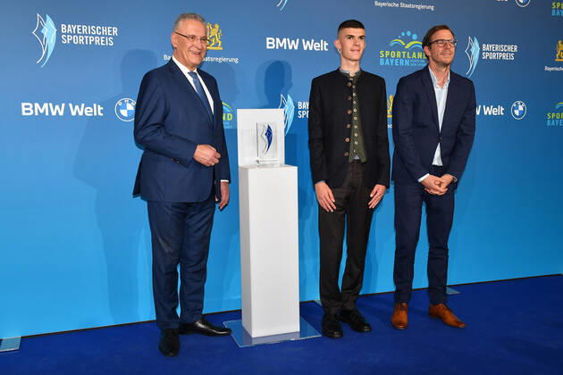 Joachim Herrmann, Ben Neumann und Quirin Rohleder Verleihung des Bayerischen Sportpreis 2022 Ehrung, Auszeichnung, Preis BMW Welt München 22. Oktober 2022