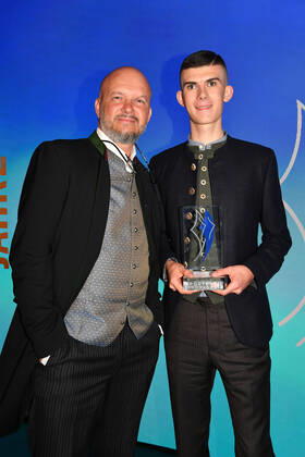 Ben Neumann mit seinen Vater Peter Verleihung des Bayerischen Sportpreis 2022 Ehrung, Auszeichnung, Preis BMW Welt München 22. Oktober 2022