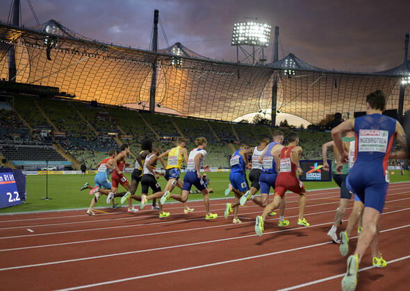 Feature, Pulk, Feld bei Sonnenuntergang im Olympiastadion, Aktion, Stimmung, Halbfinale 1500m der Maenner, am 15.08.2022 Leichtathletik Europameisterschaft 2022, European Championships, vom 15.08. - 21.08.2022 in Muenchen Deutschland. Â