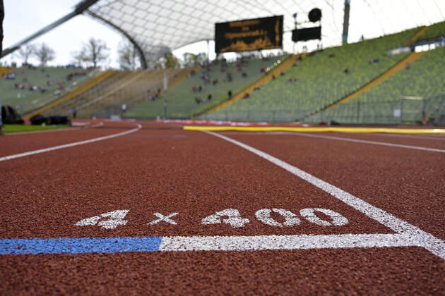 23.10.2022, Fussball, Legenden-Derby MÜNCHEN VEREINT, zum 50.Jubiläum des Olympiaparks, FC Bayern München Altstars - TSV 1860 München Altstars, im Olympiastadion München. 4x400m Leichtathletik Laufstart Markierung auf der Tartanbahn