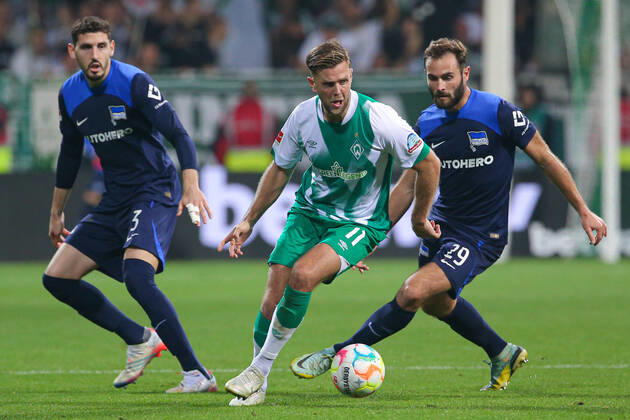 v.li.: Agustin Rogel (Hertha BSC Berlin, 3), Niclas Füllkrug (SV Werder Bremen, 11) und Lucas Tousart (Hertha BSC Berlin, 29) im Zweikampf, Duell, Dynamik, Aktion, Action, Spielszene, DIE DFL-RICHTLINIEN UNTERSAGEN JEGLICHE NUTZUNG VON FOTOS ALS SEQUENZBILDER UND ODER VIDEOA?HNLICHE FOTOSTRECKEN. DFL REGULATIONS PROHIBIT ANY USE OF PHOTOGRAPHS AS IMAGE SEQUENCES AND OR QUASI-VIDEO., 28.10.2022, Bremen (Deutschland), Fussball, Bundesliga, SV Werder Bremen - Hertha BSC
