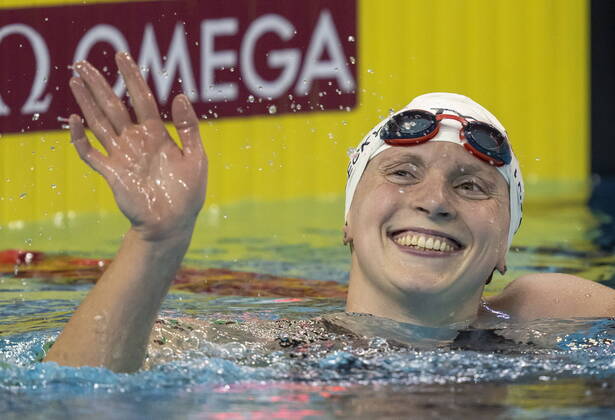 Bilder des Jahres, Sport 10 Oktober Sport Themen der Woche KW43 Sport Bilder des Tages October 29, 2022, TORONTO, ON, CANADA: Katie Ledecky of the USA celebrates after breaking the World Record in the womenöÄÃ s 1500m freestyle at the FINA Swimming World Cup meet in Toronto on Saturday, October 29, 2022. Canada News - October 29, 2022  - ZUMAc35_ 20221029_zaf_c35_100 Copyright: xFrankxGunnx