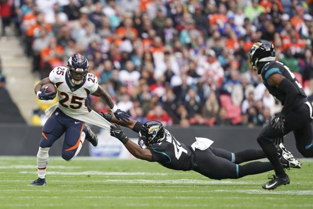 Bilder des Jahres, Sport 10 Oktober Sport Themen der Woche KW43 Sport Bilder des Tages Jacksonville Jaguars v Denver Broncos International Series 30 10 2022. Travon Walker (44) OLB of Jacksonville Jaguars tackles Melvin Gordon III (25) RB of Denver Broncos during the International Series match between Jacksonville Jaguars and Denver Broncos at Wembley Stadium, London, England on 30 October 2022. Editorial use only , Copyright: xJasonxBrownx PSI-16272-0039