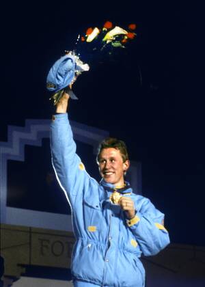 ARKIV 1988-02-27 Svenske längdskidakaren Gunde Svan pa prispallen med guldmedaljen runt halsen efter att ha vunnit OS-guld i längdskidakning pa sträckan 50 km vid de olympiska spelen i Calgary, Kanada, 27:e februari 1988. Calgary Kanada x1001x