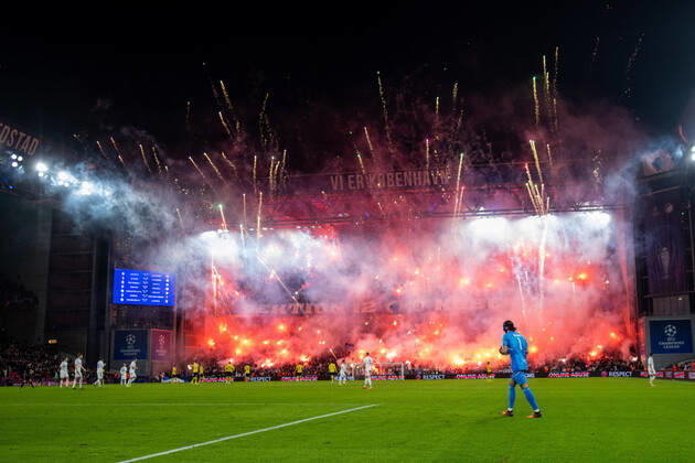 Bilder des Jahres, Sport 11 November Sport Themen der Woche KW44 Sport Bilder des Tages Pyroshow der Ultras Sektion 12 mit Bengalos und Raketen, DEN, FC Kopenhagen vs. Borussia Dortmund, UEFA Champions League, 6. Spieltag Gruppe G, Spielzeit 2022 2023, 02.11.2022 DFB DFL regulations prohibit any use of photographs as image sequences and or quasi-video DEN, FC Kopenhagen vs. Borussia Dortmund, UEFA Champions League, 6. Spieltag Gruppe G, Spielzeit 2022 2023, 02.11.2022 Kopenhagen Copyright: xEibner Memmlerx EP_MMR
