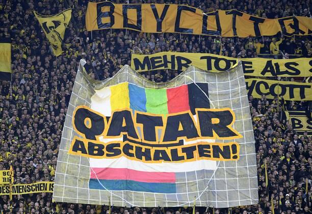 Bilder des Jahres, Sport 11 November Sport Themen der Woche KW44 05.11.2022, Dortmund, Germany, Signal-Iduna-Park, BV Borussia Dortmund vs VfL Bochum - 1. Bundesliga, Fans Borussia Dortmund mit Banner Qatar abschalten (Foto Ralf Treese) DFB DFL REGULATIONS PROHIBIT ANY USE OF PHOTOGRAPHS AS IMAGE SEQUENCES AND OR QUASI-VIDEO. Dortmund Signal-Iduna-Park North Rhine-Westphalia Germany