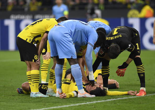 Bilder des Jahres, Sport 11 November Sport Themen der Woche KW44 Sport Bilder des Tages 05.11.2022, Dortmund, Germany, Signal-Iduna-Park, BV Borussia Dortmund vs VfL Bochum - 1. Bundesliga, Mats Hummels (Borussia Dortmund) verletzt (Foto Ralf Treese) DFB DFL REGULATIONS PROHIBIT ANY USE OF PHOTOGRAPHS AS IMAGE SEQUENCES AND OR QUASI-VIDEO. Dortmund Signal-Iduna-Park North Rhine-Westphalia Germany