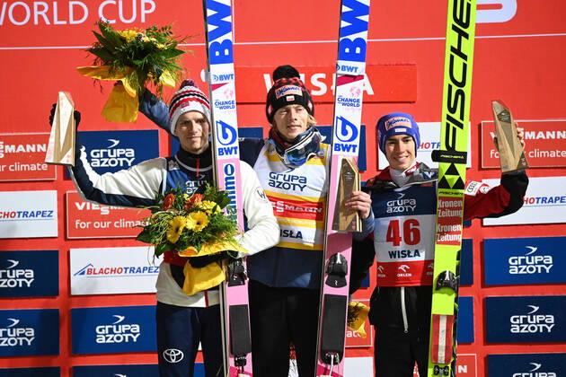 Bilder des Jahres, Sport 11 November Sport Themen der Woche KW44 Ski jumping, Skispringen, Ski, nordisch - FIS WC Wisla WISLA,POLAND,05.NOV.22 - NORDIC SKIING, SKI JUMPING - FIS World Cup, large hill, men, award ceremony. Image shows the rejoicing of Halvor Egner Granerud (NOR), Dawid Kubacki (POL) and Stefan Kraft (AUT).  GEPAxpictures xWrofoto xPiotrxHa