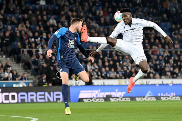 Bilder des Jahres, Sport 11 November Sport Themen der Woche KW44 Sport Bilder des Tages Bielefeld, Schueco Arena, 05.11.22, GER, Herren, 2.Bundesliga, Saison 2022-2023, DSC Arminia Bielefeld - 1.FC Kaiserslautern Bild: v. li. im Zweikampf Boris Tomiak (Kaiserslautern) und Bryan Lasme (Bielefeld). Platzverweis,, gelb-rote Karte Bryan Lasme (Bielefeld) Nur fuer journalistische Zwecke! Only for editorial use! Gemaess den Vorgaben der DFL Deutsche Fußball Liga ist es untersagt, in dem Stadion und oder vom Spiel angefertigte Fotoaufnahmen in Form von Sequenzbildern und oder videoaehnlichen Fotostrecken zu verwerten bzw. verwerten zu lassen. DFL regulations prohibit any use of photographs as image sequences and or quasi-video. Nordrhein-Westfalen Deutschland