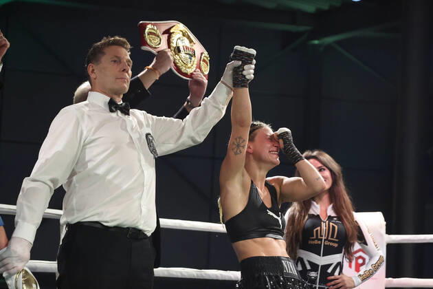 Bilder des Jahres, Sport 11 November Sport Themen der Woche KW44 Sport Bilder des Tages Boxen I P2M Box Promotion I 05.11.2022 Nina Meinke - Edith S. Matthysse Nina Meinke freut sich emotional über den Sieg und den WM-Titel Hamburg POrsche Zentrum Hamburg Deutschland Copyright: xLobeca RalfxHomburgx