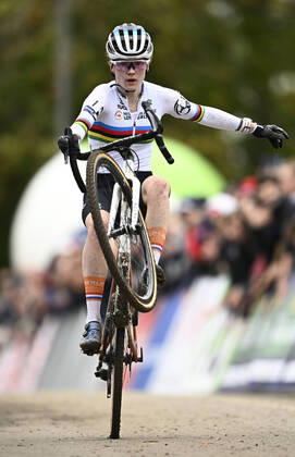 Bilder des Jahres, Sport 11 November Sport Themen der Woche KW44 Dutch Puck Pieterse celebrates as she crosses the finish line to win the U23 women s race at the European Championships cyclocross cycling, Sunday 06 November 2022, in Namur, Belgium. JASPERxJACOBS  x48803928x