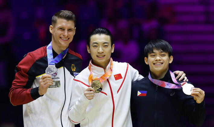 Bilder des Jahres, Sport 11 November Sport Themen der Woche KW44 Sport Bilder des Tages 6th November 2022, M&amp;S Bank Arena, Liverpool, England; 2022 World Artistic Gymnastics Championships Finals; Men s Apparatus Final Parallel Bars - gold medallist - Jingyuan Zou (CHN) (centre), silver medallist - Lukas Dauser (GER) (left), bronze medallist - Carlos Edriel Yulo (PHI) (right)  ActionPlus12446396 RogerxEvans