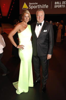 Franziska van Almsick mit Partner Jürgen B. Harder beim 51. Ball des Sports 2022 im RheinMain CongressCenter. Wiesbaden, 16.07.2022