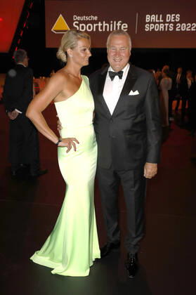 Franziska van Almsick mit Partner Jürgen B. Harder beim 51. Ball des Sports 2022 im RheinMain CongressCenter. Wiesbaden, 16.07.2022