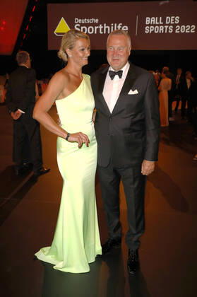 Franziska van Almsick mit Partner Jürgen B. Harder beim 51. Ball des Sports 2022 im RheinMain CongressCenter. Wiesbaden, 16.07.2022