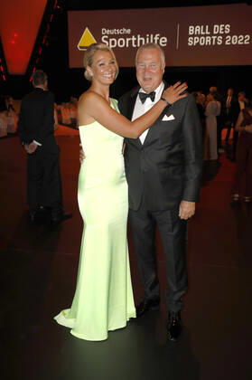 Franziska van Almsick mit Partner Jürgen B. Harder beim 51. Ball des Sports 2022 im RheinMain CongressCenter. Wiesbaden, 16.07.2022